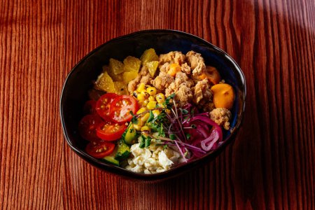 Téléchargez les photos : Poke bowl hawaïen avec poulet, légumes, riz - en image libre de droit