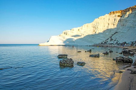Téléchargez les photos : Escalier des marches turques) est une falaise rocheuse sur la côte de Realmonte, près de Porto Empedocle, au sud de la Sicile, en Italie - en image libre de droit