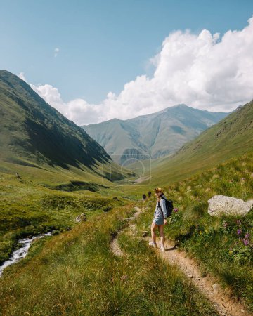 Téléchargez les photos : Randonnée pédestre avec sac à dos en montagne, Juta, Géorgie - en image libre de droit