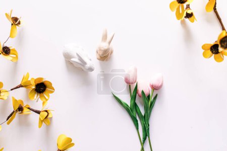 Foto de Puesta plana de primavera con tulipanes, flores amarillas y conejos - Imagen libre de derechos