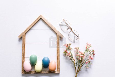 Téléchargez les photos : La maison est où les œufs éclosent et les fleurs fleurissent - en image libre de droit