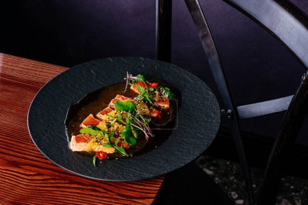 Téléchargez les photos : Carpaccio de saumon avec sauce et herbes - en image libre de droit