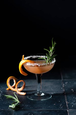 Téléchargez les photos : Cocktail d'agrumes avec une garniture de romarin - en image libre de droit