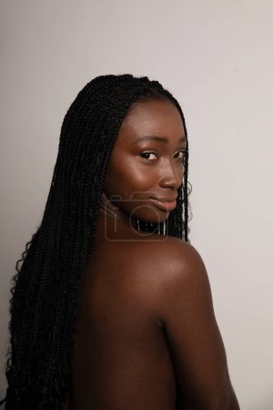Photo for Portrait of a black female woman with bare shoulders, natural skin - Royalty Free Image