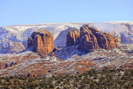 Téléchargez les photos : Neige parmi le rocher rouge de Sedona, Arizona. - en image libre de droit