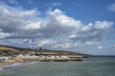 Foto de Odessa, Ukraine 18.02.2023. The coast of the Black Sea near Fontanka village in Odessa, Ukraine, on a sunny winter day - Imagen libre de derechos