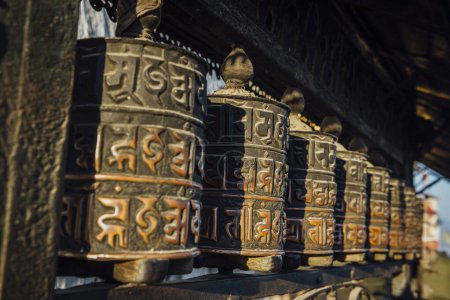 Foto de Ruedas de oración budistas en el Templo del Mono en Katmandú, Nepal - Imagen libre de derechos