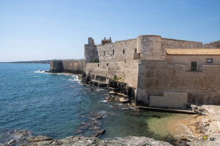 Foto de El Castello Maniace es una ciudadela y castillo en Siracusa, Sicilia, situado en el extremo del promontorio de la isla Ortygia, donde fue construido entre 1232 y 1240. - Imagen libre de derechos