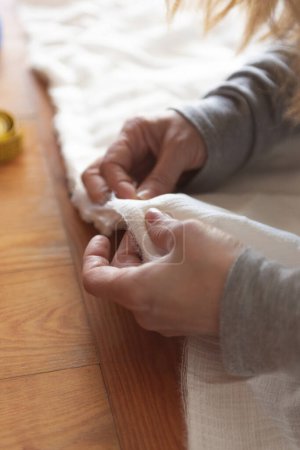 Foto de Prenda de coser a mano con sastre y utensilios de costura - Imagen libre de derechos