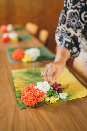 Téléchargez les photos : Arrangement floral tropical atelier classe - en image libre de droit