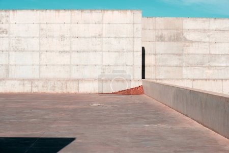 Téléchargez les photos : Structures en béton armé dans un espace public à Saragosse, Espagne. - en image libre de droit