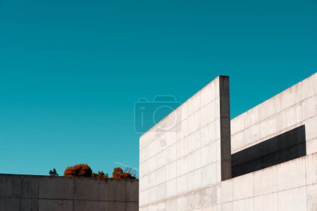 Téléchargez les photos : Structures en béton armé dans un espace public à Saragosse, Espagne. - en image libre de droit