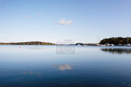 Foto de Archipiélago de Estocolmo. paisaje con nubes reflejándose en el agua - Imagen libre de derechos