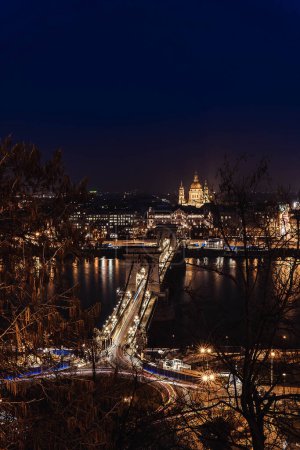 Téléchargez les photos : Photo de stock de haute vue du pont de chaîne contre les dômes la nuit - en image libre de droit