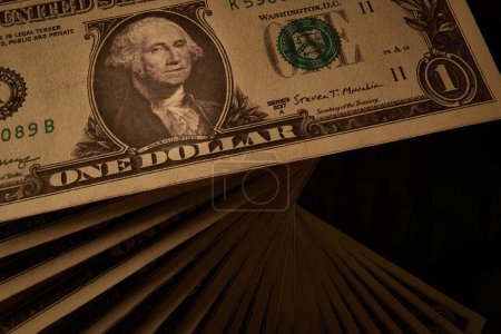 Ein Stapel US-Dollar-Scheine