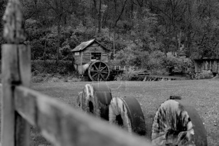 Téléchargez les photos : Ancien moulin et clôture dans le Wisconsin. - en image libre de droit
