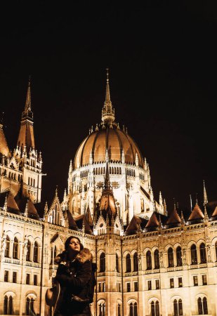 Téléchargez les photos : Fille touristique regardant la ville sur un côté du parlement de Budapest - en image libre de droit