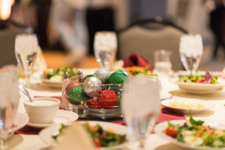 Téléchargez les photos : Ensemble de table de Noël avec salades et ornement central - en image libre de droit