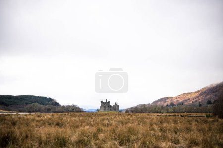 Téléchargez les photos : Château abandonné de Kilchurn en Écosse hivernale - en image libre de droit
