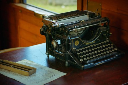 Foto de VSETIN, REPÚBLICA CHECA / 29 de septiembre de 2019: Antigua máquina de escribir vintage en el interior del vagón 1920º del tren - Imagen libre de derechos