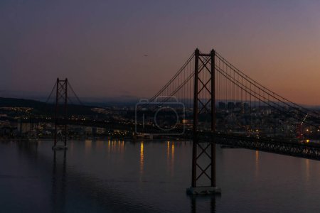 Téléchargez les photos : Pont Rouge 25 avril à Lisbonne à l'aube. Paysage urbain - en image libre de droit