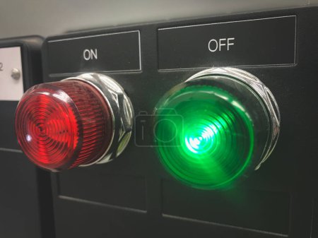 Foto de Luz verde encendida en el interruptor del alimentador del motor en el panel MCC - Imagen libre de derechos