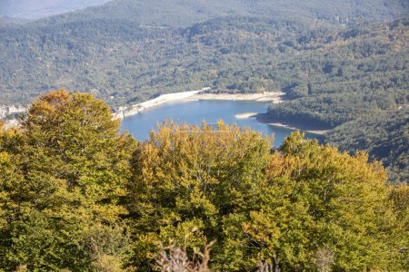 Téléchargez les photos : Vue sur le lac montagna Spaccata dans le parc national des Abruzzes, Italie - en image libre de droit
