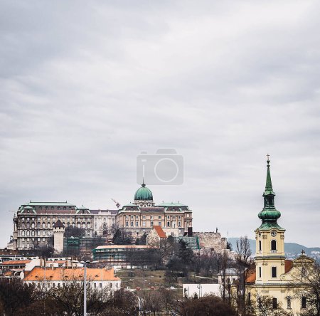 Téléchargez les photos : Photo de stock de l'église à côté du dôme dans la ville de Budapest - en image libre de droit
