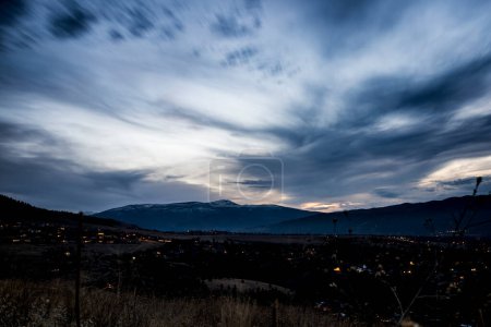 Téléchargez les photos : Une montagne au-dessus de la ville la nuit. Pic Lolo près de Missoula, Montana. - en image libre de droit