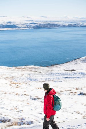 Foto de Millenial Hombre caminando a través de la nieve en la isla de Skye - Imagen libre de derechos