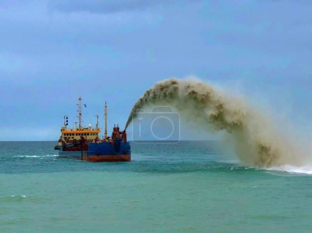 Baggerschiff mit Regenbogensand verlängert den Strand von Fremantle Port