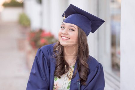 Téléchargez les photos : Gros plan de la jeune fille diplômée souriante en chapeau et robe - en image libre de droit