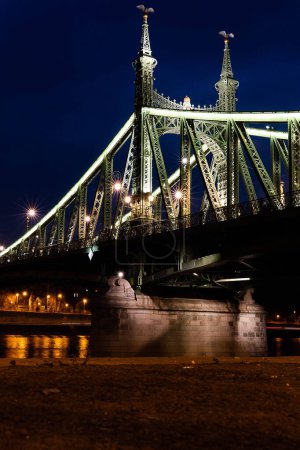 Téléchargez les photos : Liberty Bridge à Budapest la nuit. Pont traversant le Danubius - en image libre de droit