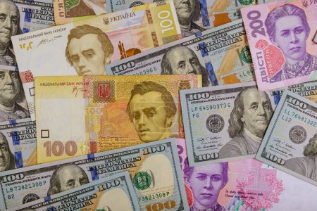 Téléchargez les photos : Monnaie ukrainienne hryvnia et Cash finance investissement Billets en dollars américains - en image libre de droit