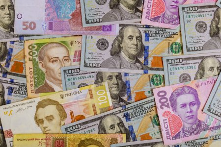 Téléchargez les photos : Dollars et hryvnia multi monnaie argent close-up top view concept finance investissement - en image libre de droit