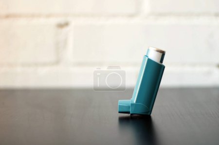 Foto de Medicina y concepto de salud: Inhalador azul. Producto farmacéutico para tratar el ataque de asma
. - Imagen libre de derechos