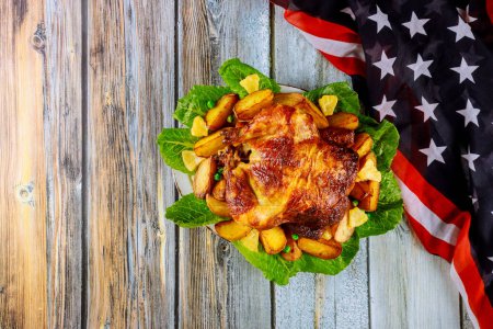 Téléchargez les photos : Poulet frit entier cuit avec des champignons en gros plan sur une table. vue de dessus verticale depuis le haut sur le drapeau américain - en image libre de droit