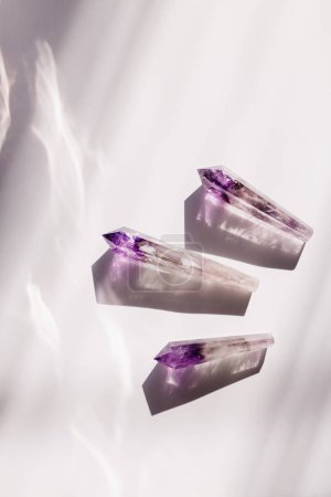 Foto de Cristales puntiagudos multicolores púrpura y blanco - Imagen libre de derechos