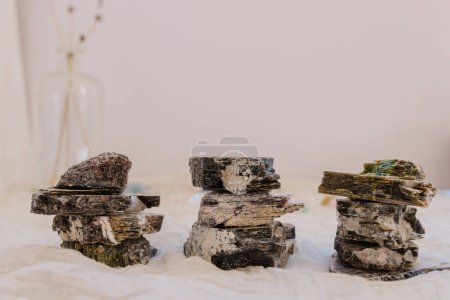 Foto de Montones de piedras planas de cristal con lavanda en el fondo - Imagen libre de derechos