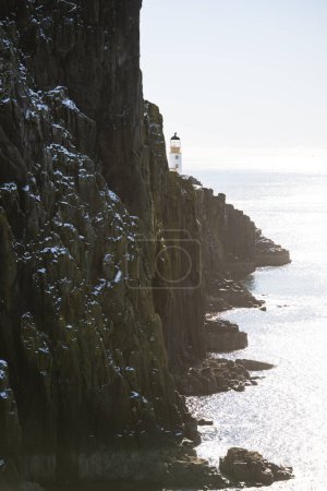 Téléchargez les photos : Phare de Neist Point sur la côte écossaise de l'île de Skye - en image libre de droit