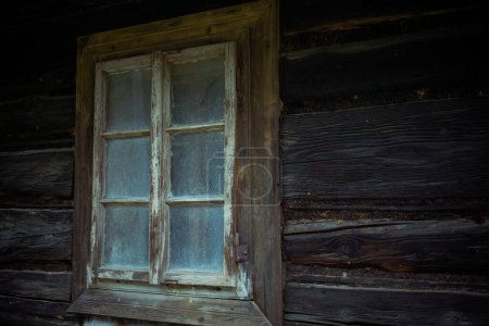 Téléchargez les photos : Vieille fenêtre effrayant effrayant sur la maison en bois. Halloween, concept de maison hantée
. - en image libre de droit