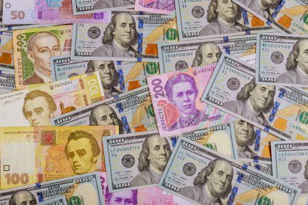 Téléchargez les photos : Multi monnaie argent dollars et hryvnia, close-up top view concept finance investissement - en image libre de droit