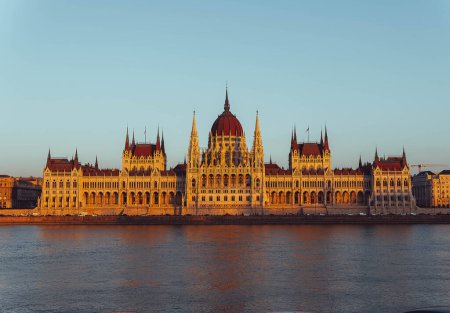 Foto de Parlamento de Budapest desde el otro lado del río Danubio - Imagen libre de derechos