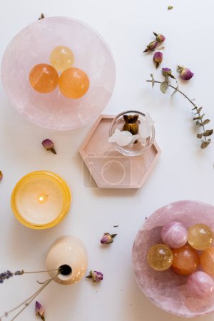 Foto de Conjunto plano de bolas de cristal brillantes, rosadas, amarillas y naranjas - Imagen libre de derechos