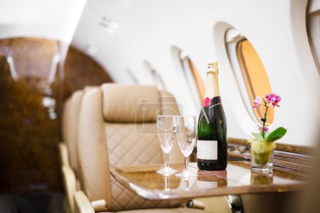 champán a bordo de un jet privado