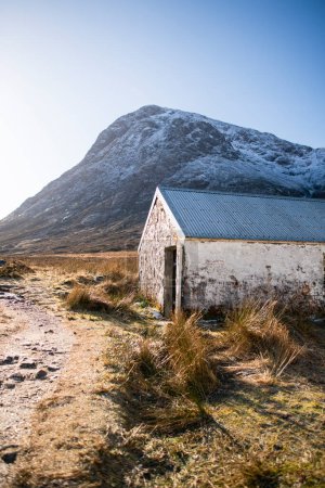 Foto de Solitario cobertizo de campo blanco en las Highlands escocesas - Imagen libre de derechos