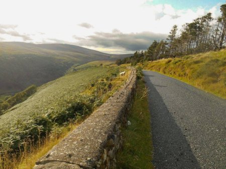 Foto de Viaje por carretera en las colinas sobre Irlanda - Imagen libre de derechos