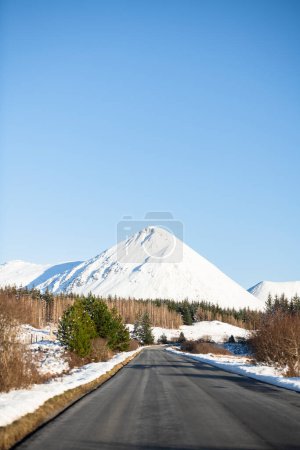 Téléchargez les photos : Pic enneigé sur l'île de Skye dans les Highlands écossais - en image libre de droit