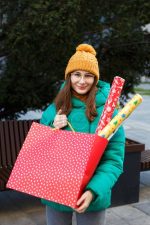 Foto de Mujer sostiene paquetes de Navidad de regalos en las manos en días festivos - Imagen libre de derechos