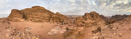 Foto de Ad-Deir o Monasterio en la Ciudad Perdida de Petra. Foto panorámica - Imagen libre de derechos